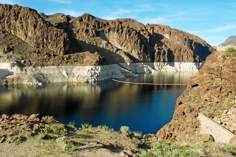 Höchster Wasserspiegel des Lake Mead ist an der weißen Kante zu sehen