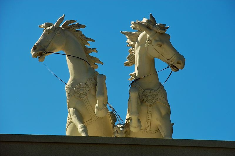 Pferdestatuen im Außenbereich des Caesars Palace Pferdestatuen im Außenbereich des Caesars Palace