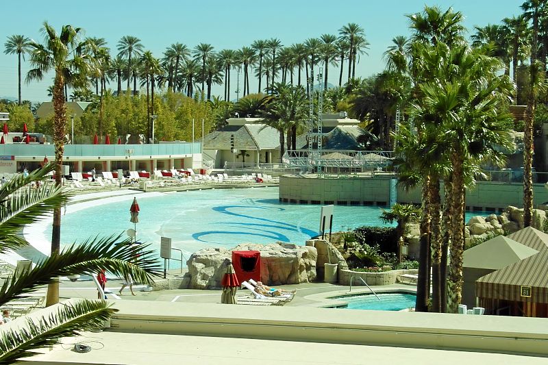 Pool mit Wellenanlage nur für Hotelgäste
