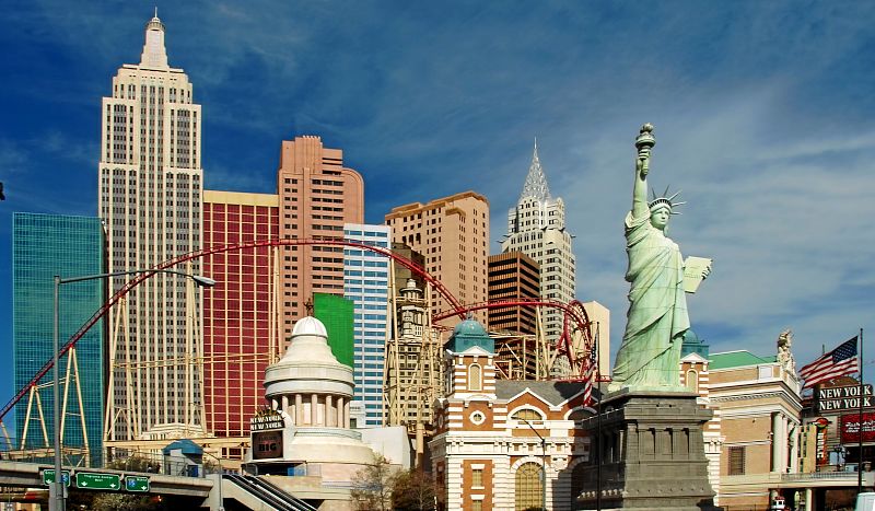 New York-New York in Las Vegas - Frontansicht mit Achterbahn
