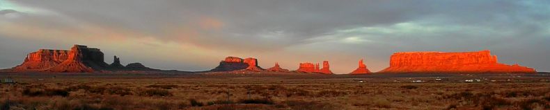 Monument Valley bei Sonnenuntergang Monument Valley bei Sonnenuntergang