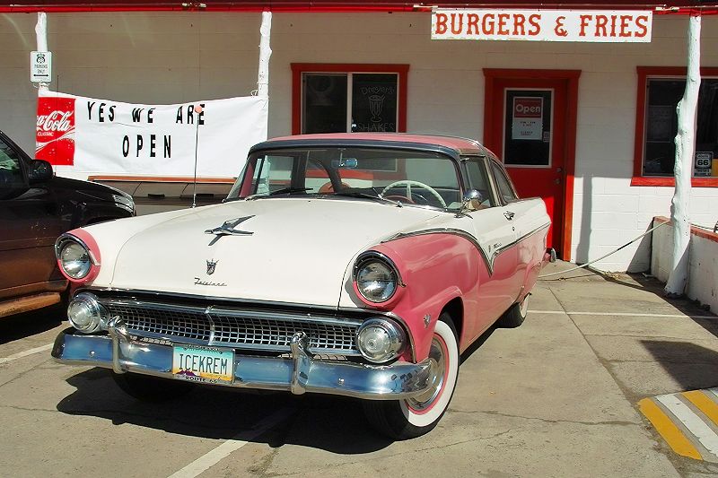 Eiskrem Cadillac, Burger und Fries - alles für die Nostalgie Eiskrem Cadillac, Burger und Fries - alles für die Nostalgie