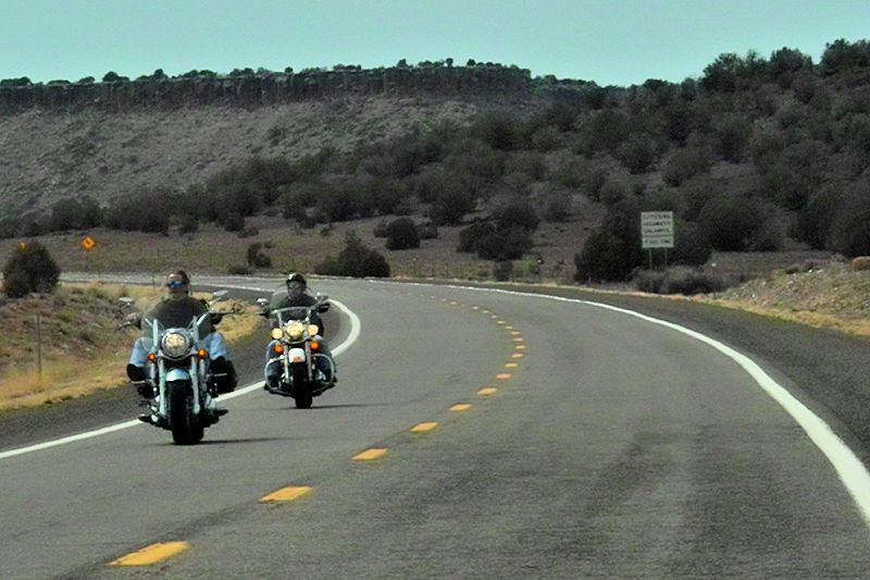 um allen Voruteilen der Route 66 gerecht zu werden - 2 Harley Davidsons